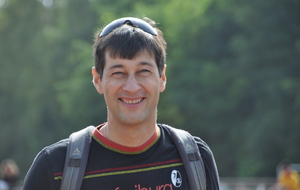 21/09  Volker  arbitre de touche et sourire qui fait mouche  . 